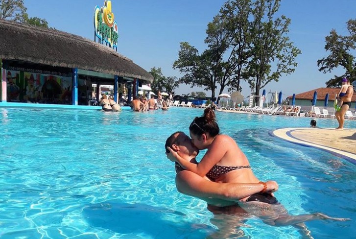 В Ровенской области воспитательницу детсада уволили за фото в купальнике в соцсетях