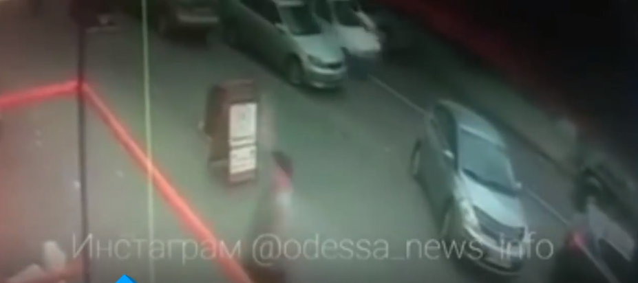 Прохожий попал под рухнувший с аварийного здания кирпич