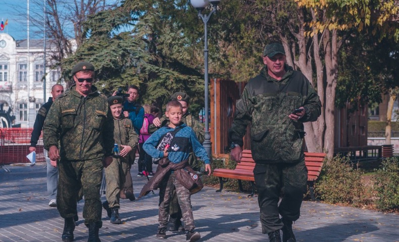 В Крыму детей одели в военную форму: в сети возмущены
