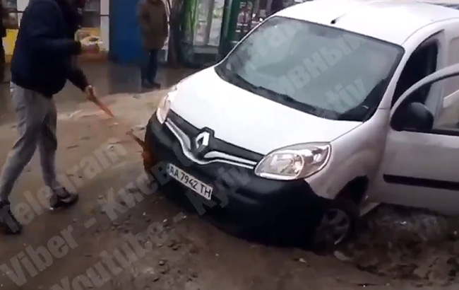 У Києві через комунальників авто провалилося у яму