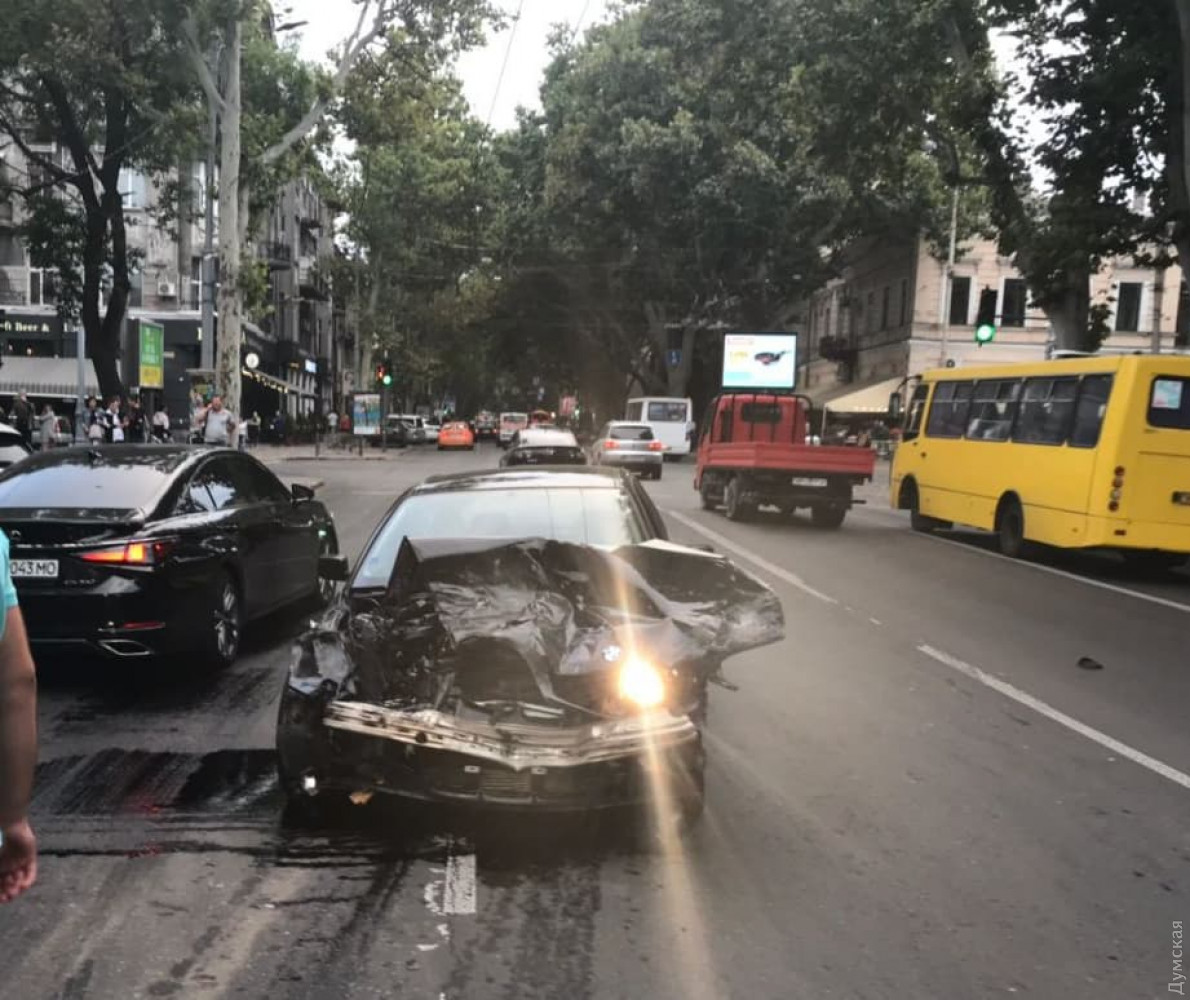 В Одесі 18-річний водій протаранив припарковані авто: машини відкинуло на пішохода