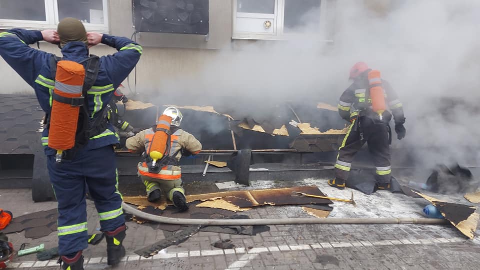 В Ровно в переполненном ТРЦ вспыхнул пожар: спасатели показали видео