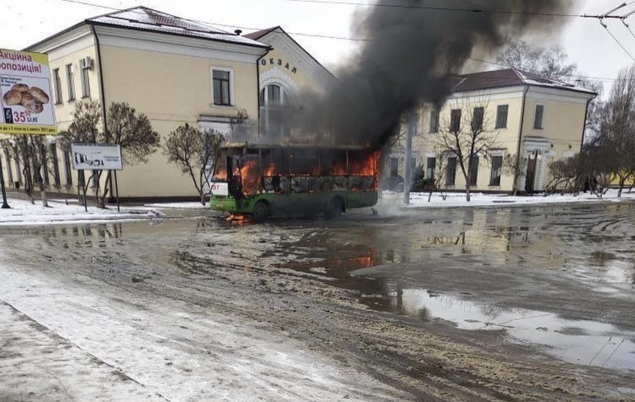 В Харькове возле вокзала вспыхнула и полностью сгорела маршрутка: видео ЧП
