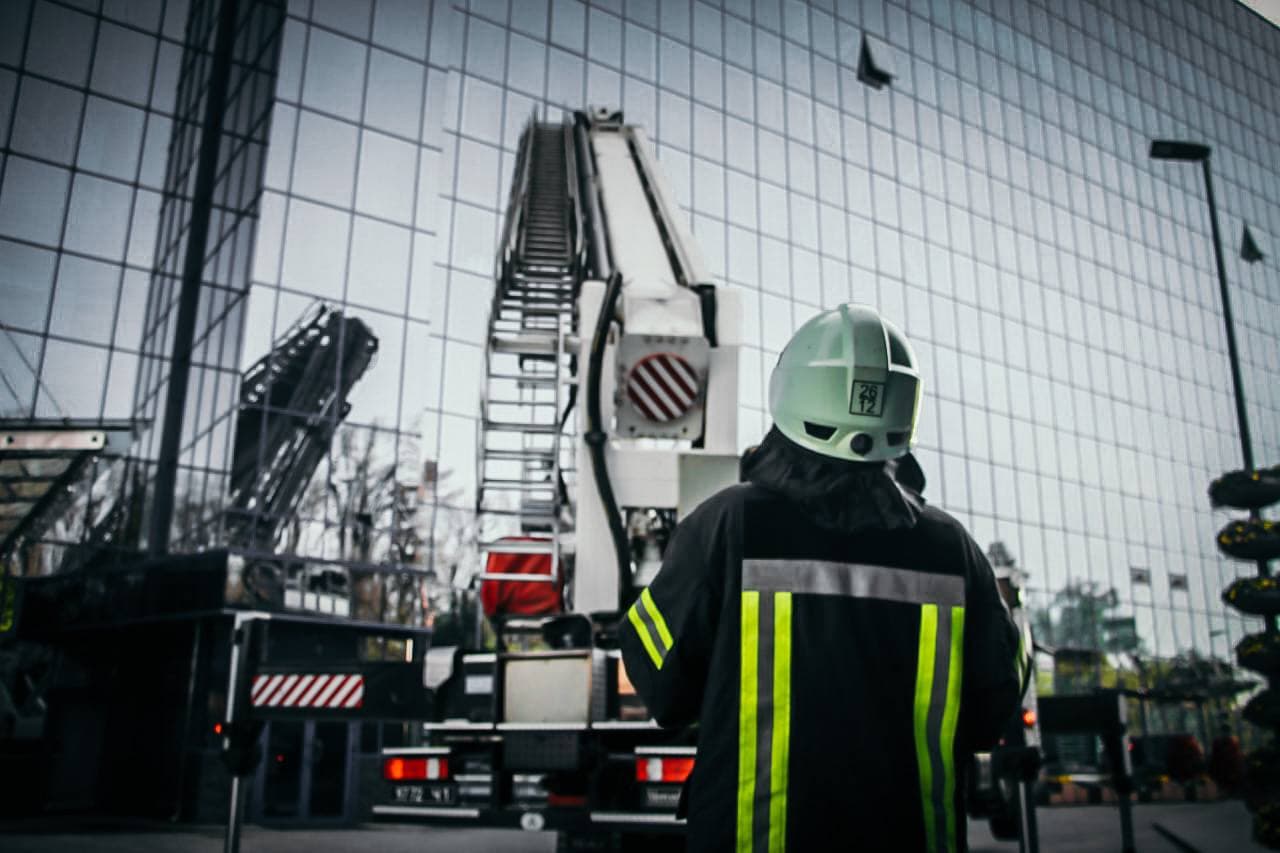 У Києві горіла адмінбудівля "Епіцентру": полум'я гасили 40 пожежників на 10 машинах (фото)