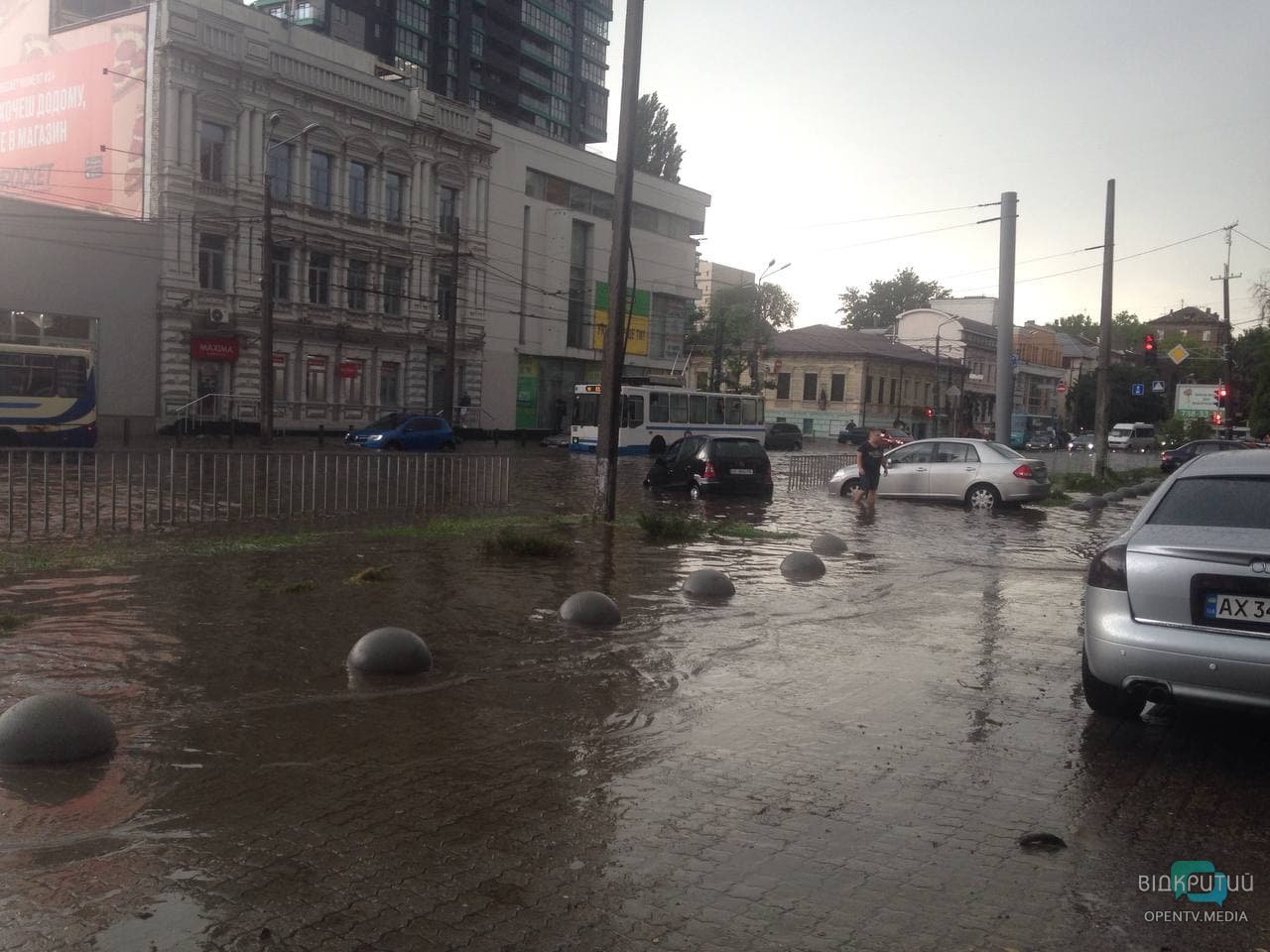 Сильна гроза наробила лиха в Дніпрі: відео наслідків негоди
