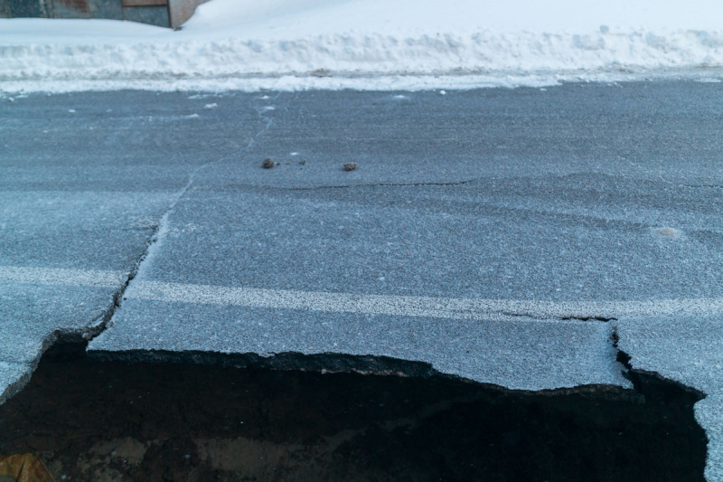 В центре Днепра образовалась 6-метровая яма (фото)