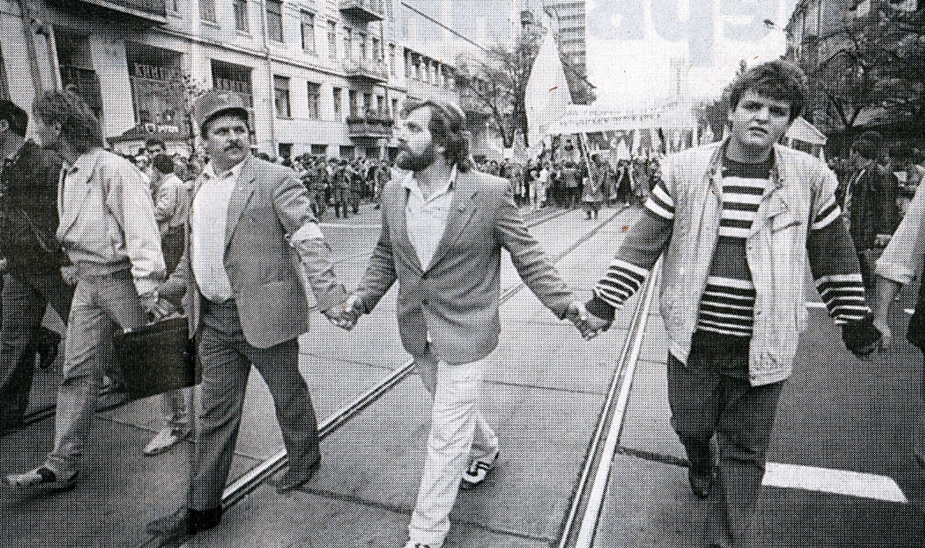 Сегодня в Украине отмечают День Соборности: традиция "живых цепей"