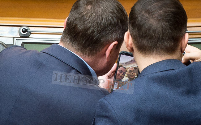 Стиль собачки: нардепов застукали за интересным занятием в Раде