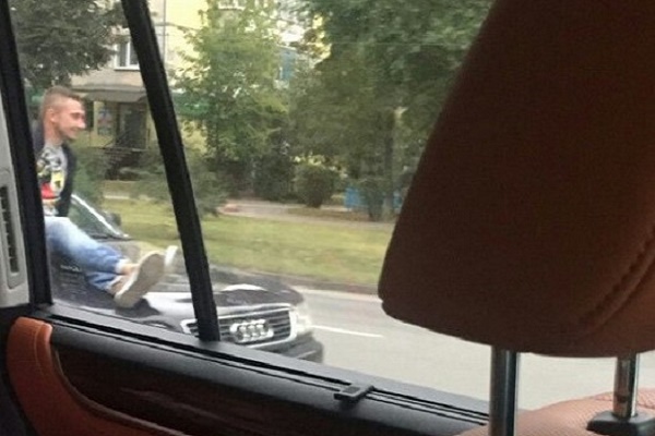 Тернополянин прокотився по капоті авто по вулицях міста