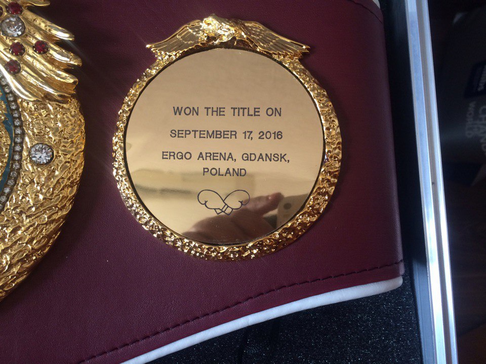 Вот и дождались: чемпионский пояс Усика прибыл в Украину