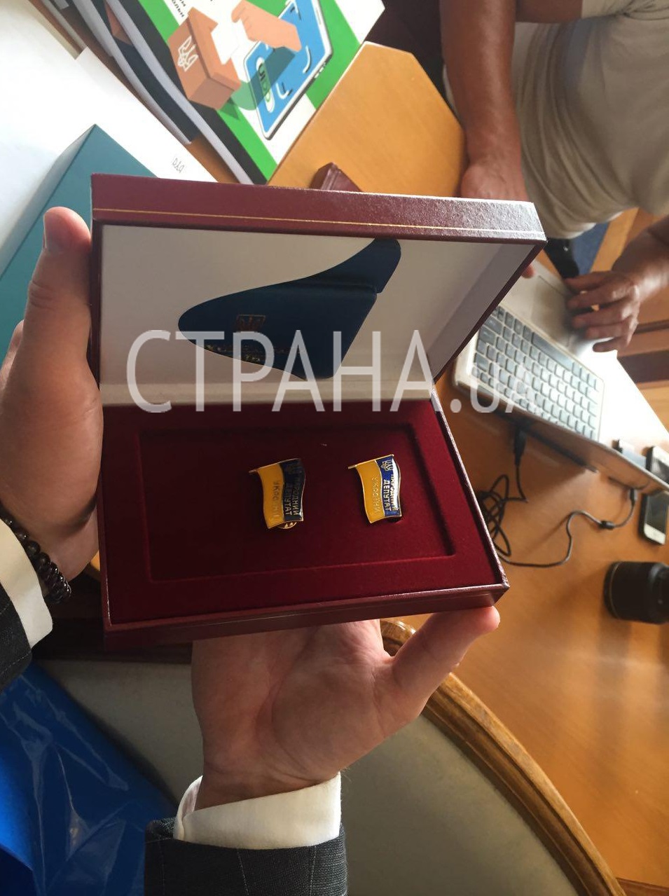 Загадочные синие пакеты: что подарили нардепам в первый день работы (фото)