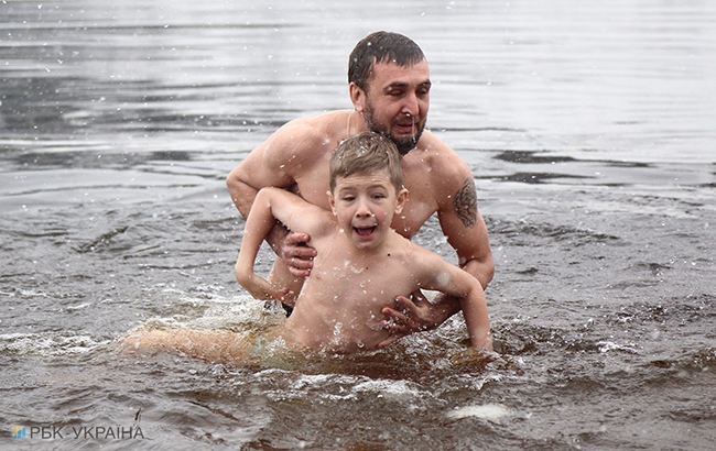 Водохреще 2018: як жителі Києва занурювалися на свято (фоторепортаж)
