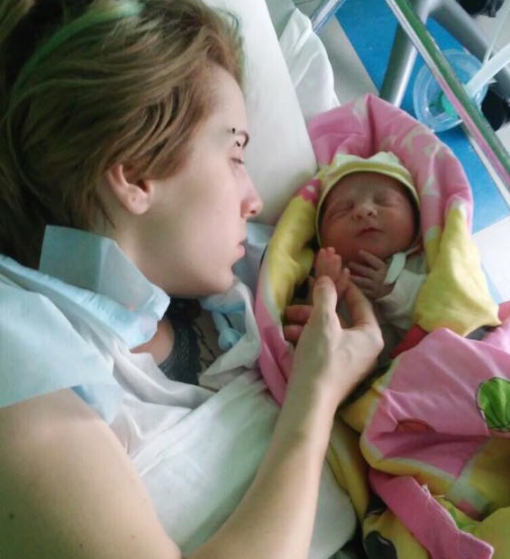 Волонтер Яна Зинкевич впервые показала фото новорожденной дочки