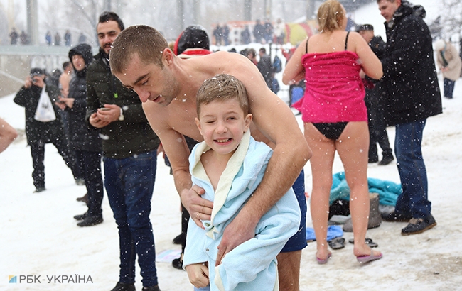 Водохреще 2018: як жителі Києва занурювалися на свято (фоторепортаж)