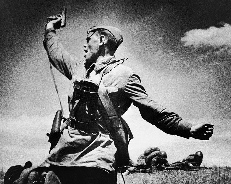 Украинский боец воссоздал знаменитое фото времен ВОВ