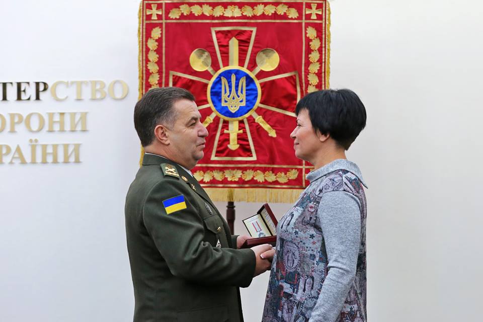 Украинских волонтеров наградили медалями &quot;За спасенную жизнь&quot;