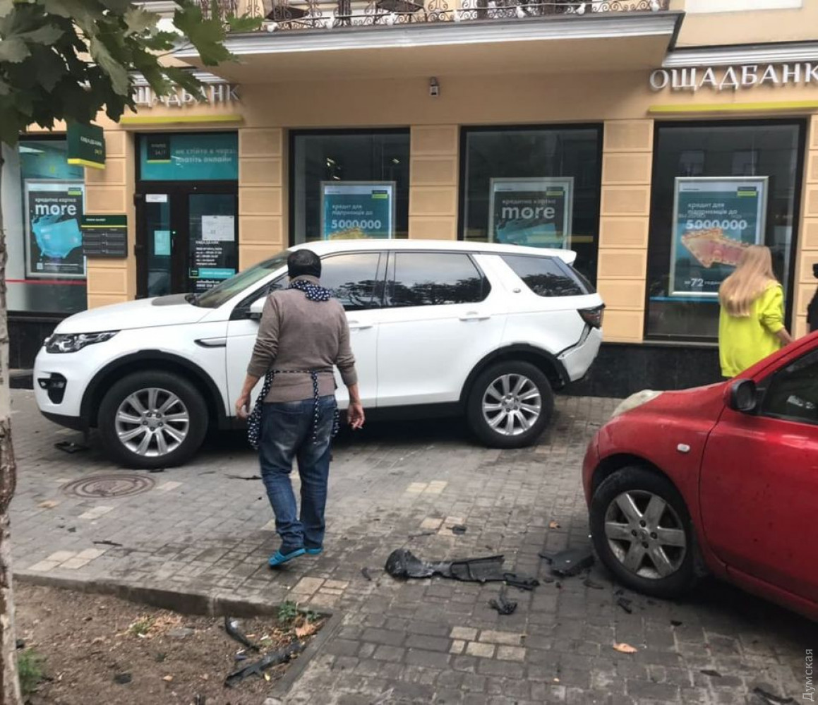 В Одесі 18-річний водій протаранив припарковані авто: машини відкинуло на пішохода