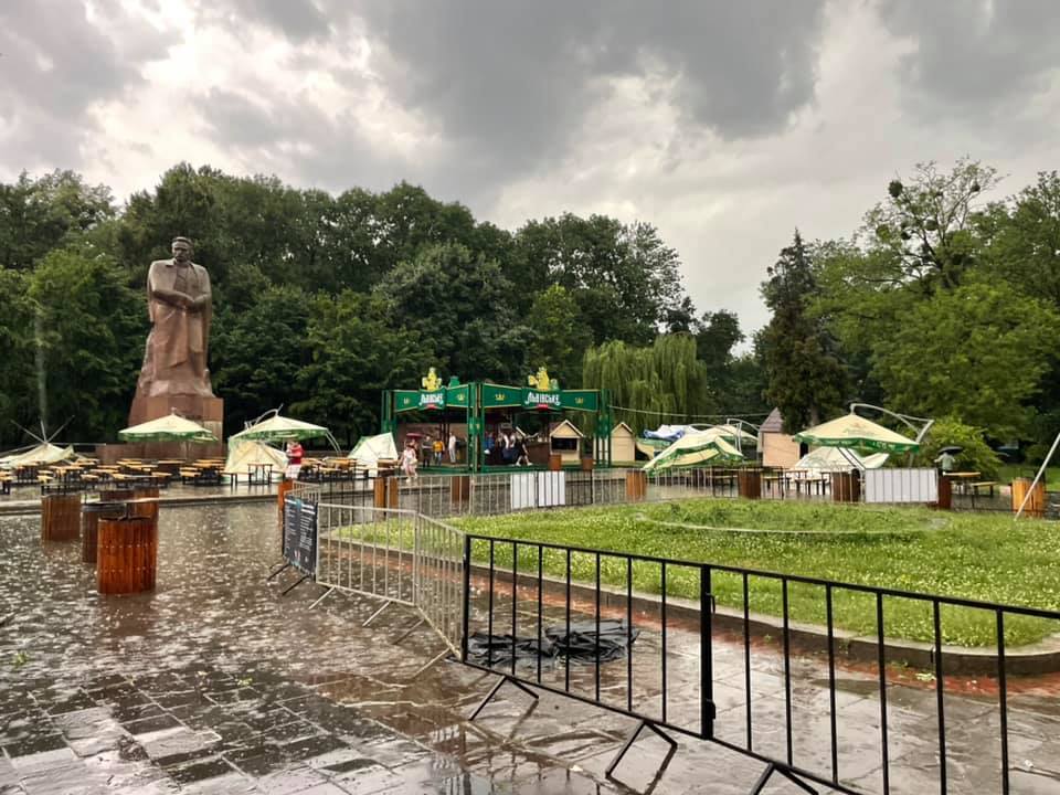 Блискавки, град, злива, ураган: у Львові - погодний апокаліпсис (фото і відео)