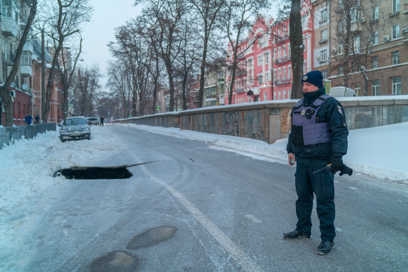 В центре Днепра образовалась 6-метровая яма (фото)