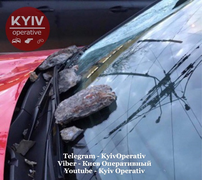 В Киеве куски моста разгромили проезжавшее под ним авто (фото)