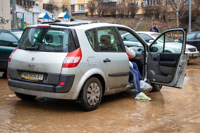 У Києві затопило житловий масив: автомобілі плавали в багнюці (фото і відео)