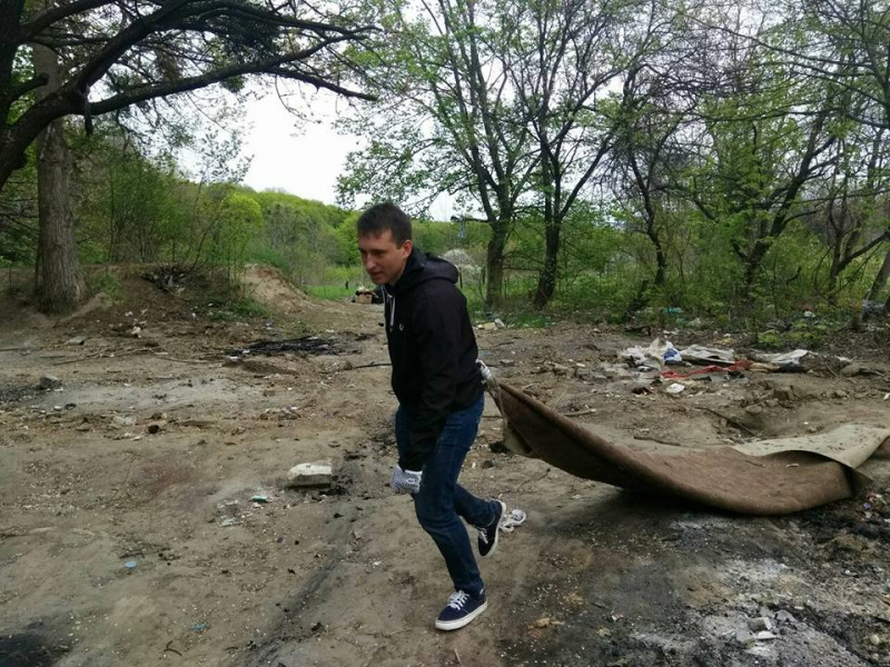 Активисты убрали Лысую гору в Киеве после лагеря ромов (фото)