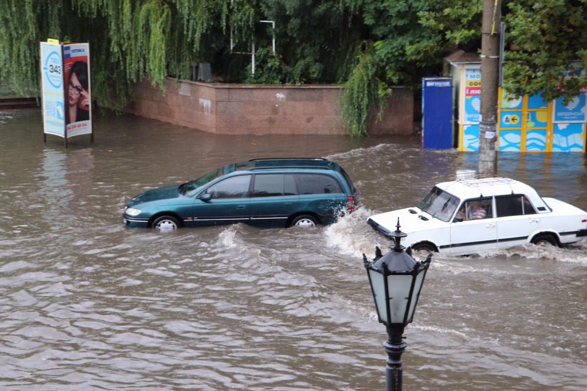 Люди ходили по коліно у воді: зливою затопило ще один курорт на Азовському морі