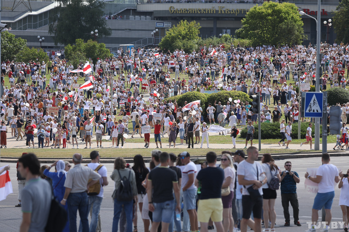 На мітинг в центрі Мінська вийшли сотні тисяч білорусів: вражаючі фото і відео