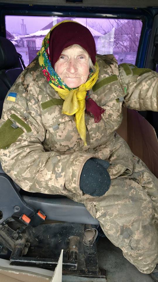 Сеть покоряет фото старушки в форме украинских военных