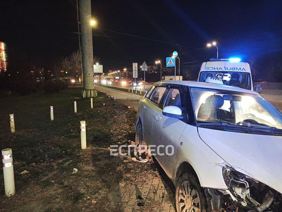 У Києві таксист помер за кермом під час руху: некероване авто вилетіло на тротуар