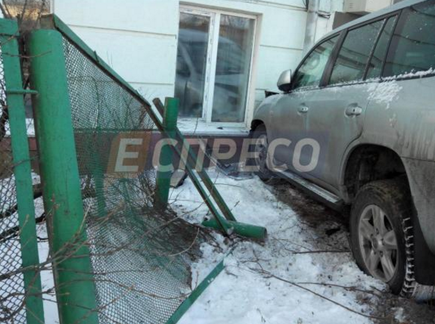 В Киеве девушка на внедорожнике снесла забор возле школы