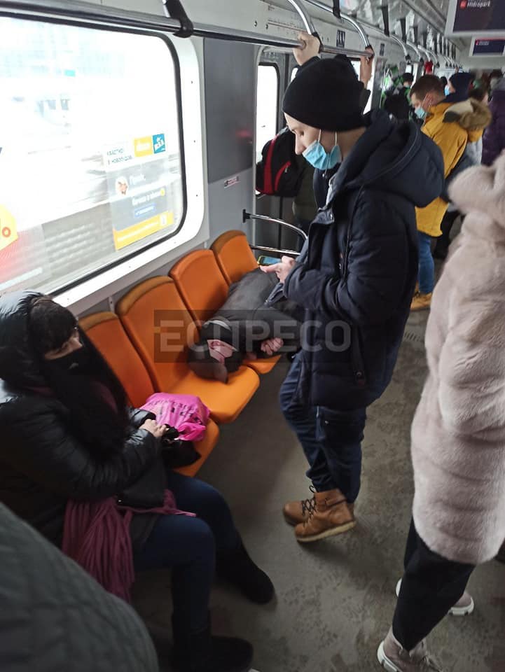 У метро Києва трапився "дикий" інцидент: головне, що в масці!