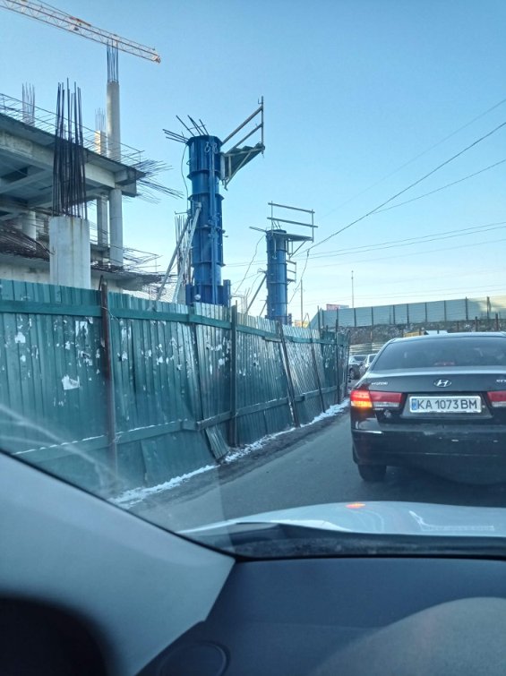 У Києві на автотрасі будують торговий центр: фото скандальної забудови