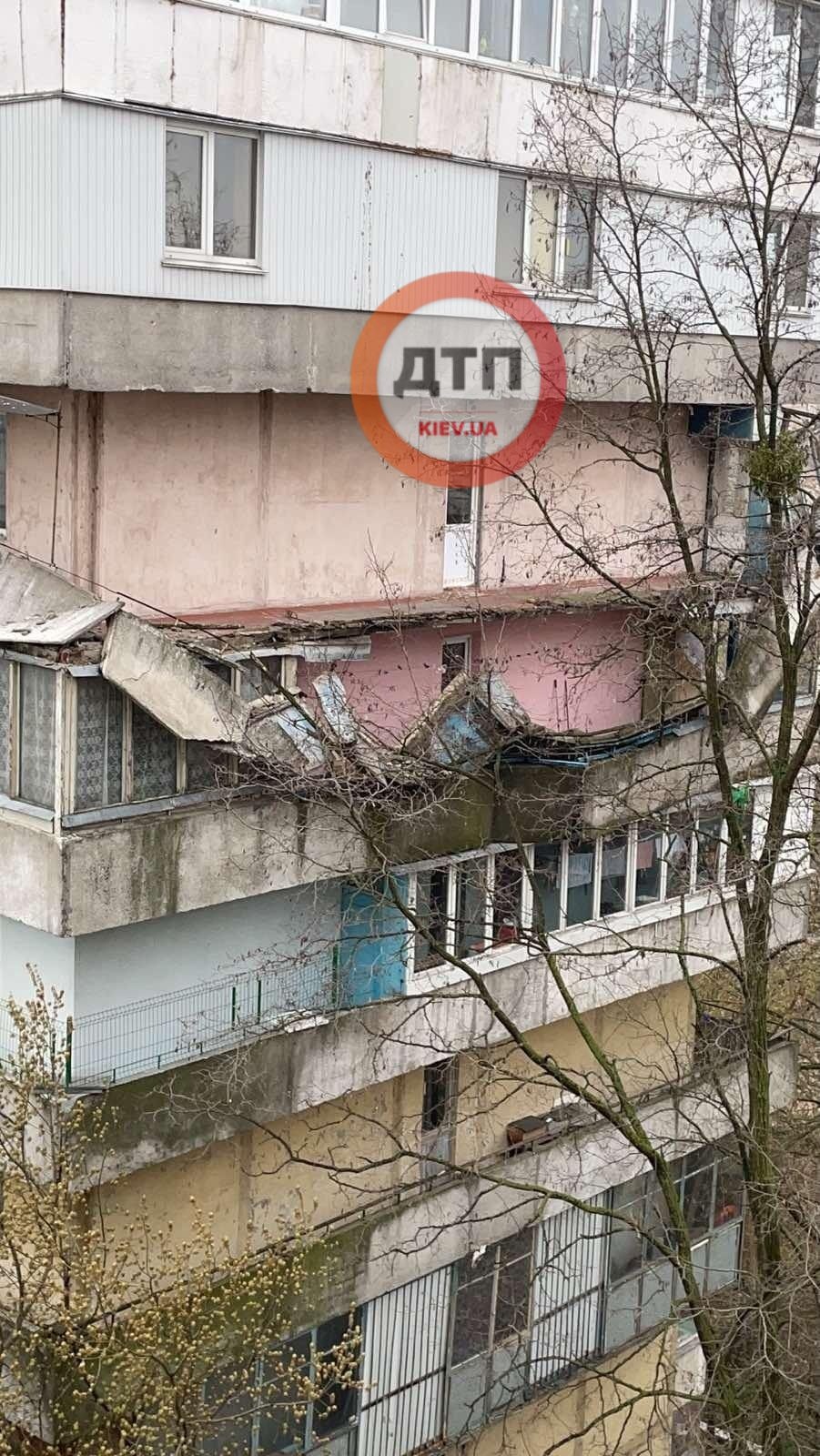 В Киеве обвалилось сразу несколько балконов: фото с места ЧП