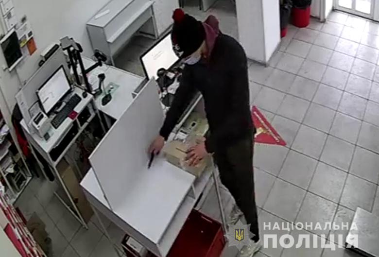В Киеве мошенник воровал из посылок прямо в отделении "Новой почты": видео преступления