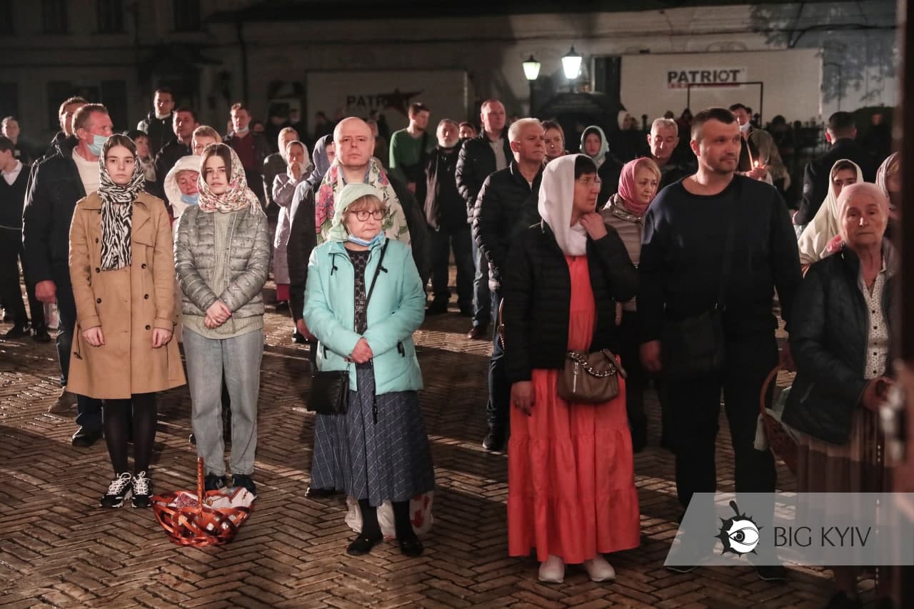 У Києво-Печерській Лаврі парафіяни масово порушували карантин: фото і відео з місця богослужіння