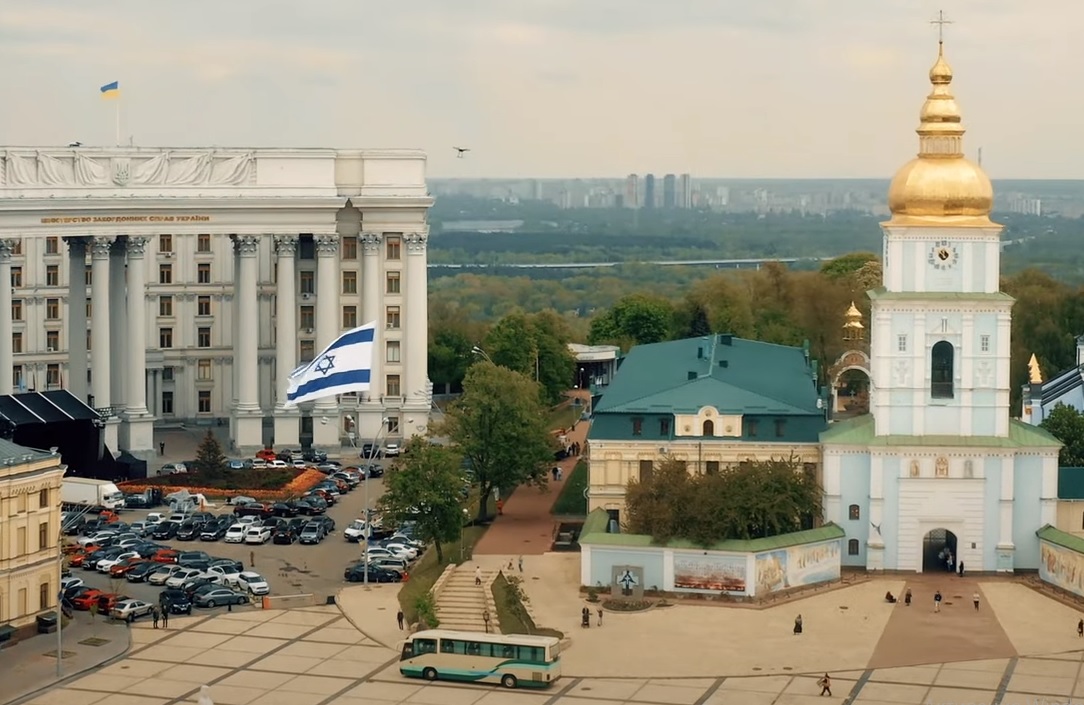 Над Києвом пролетів величезний прапор Ізраїлю: відео та фото акції