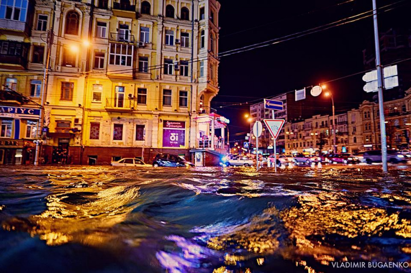 &quot;Украина - морская держава&quot;: появились яркие кадры ночного потопа в Киеве (фото, видео)