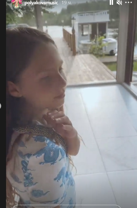 Оля Полякова засвітила шикарний будинок під Києвом: величезна тераса та вид на Дніпро