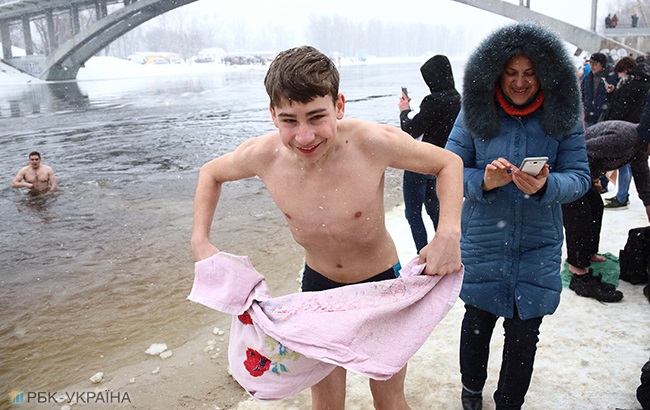 Водохреще 2018: як жителі Києва занурювалися на свято (фоторепортаж)