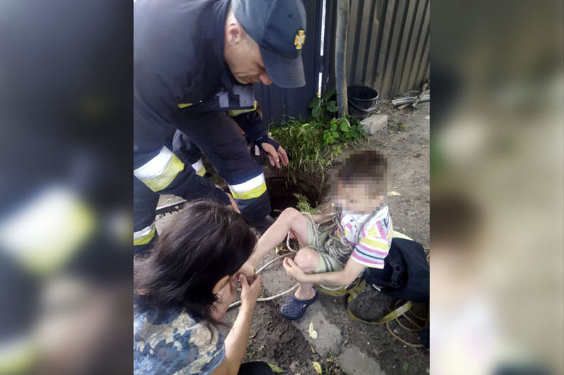 У Дніпрі дитина впала у відкритий 6-метровий каналізаційний люк (відео)