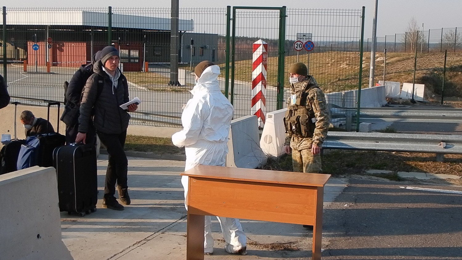 Українців "витягують" через кордон волонтери та рятувальники: гігантські черги показали з неба