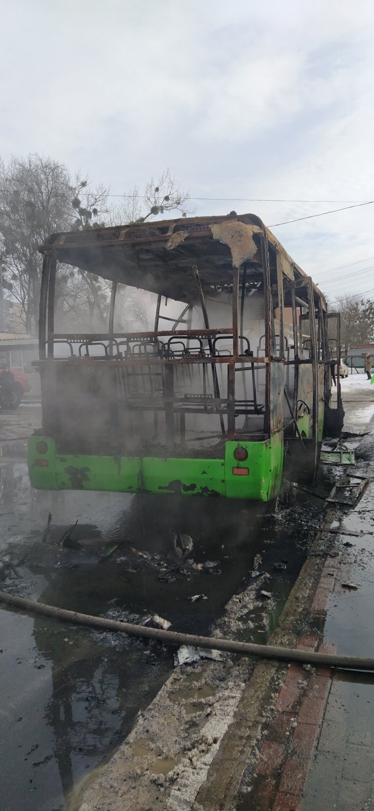 В Харькове возле вокзала вспыхнула и полностью сгорела маршрутка: видео ЧП