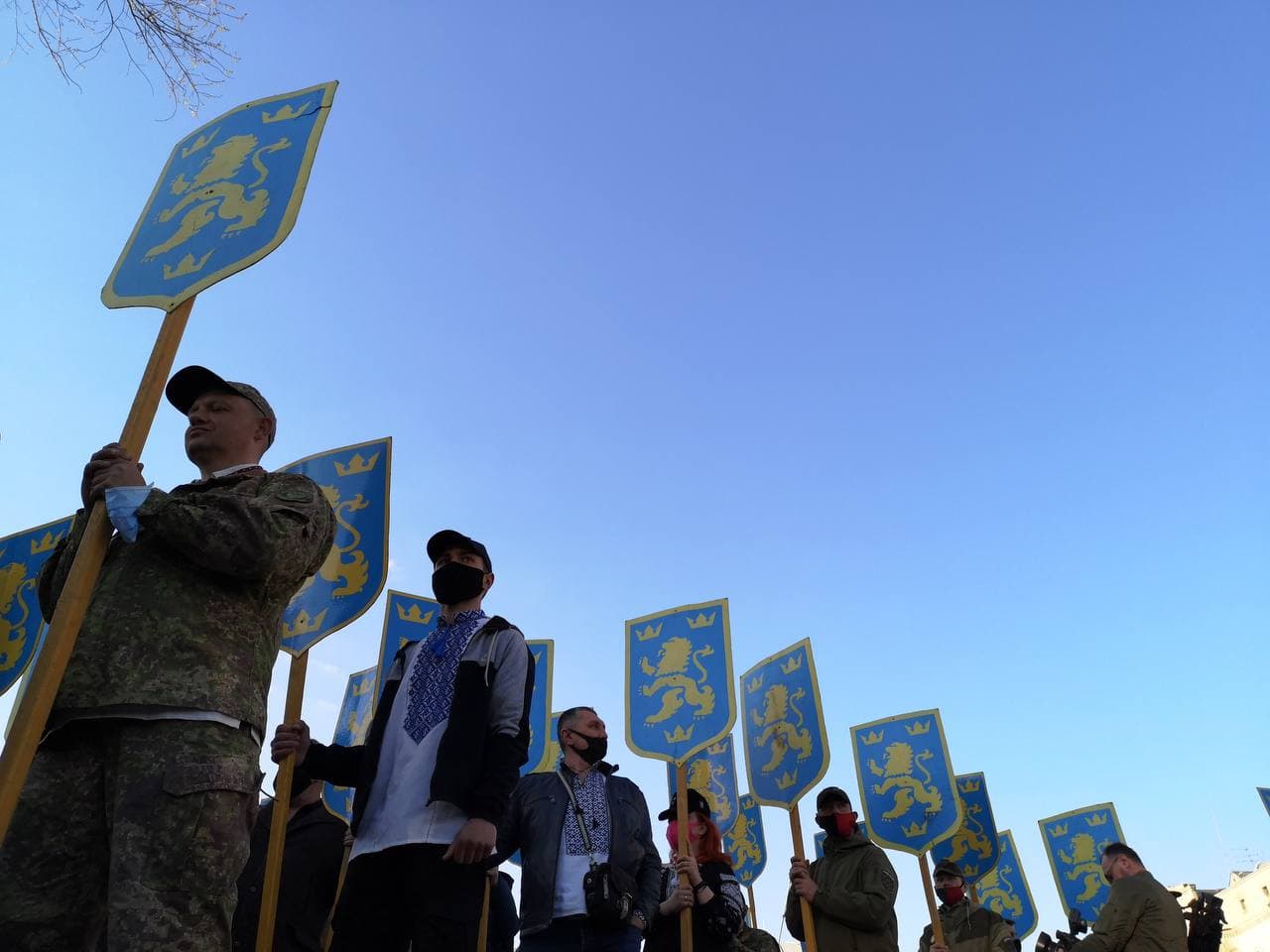 В Киеве провели марш вышиванок в честь дивизии "Галичина": как это было (видео)