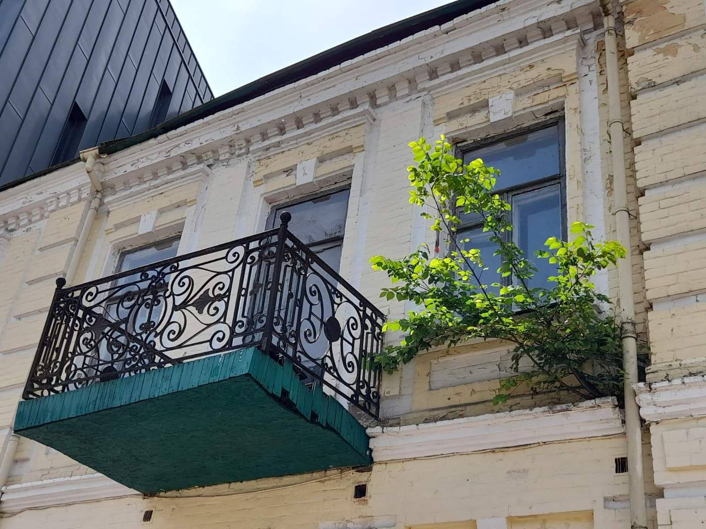 У центрі Києва обвалився дах історичної будівлі, якій 130 років (фото)