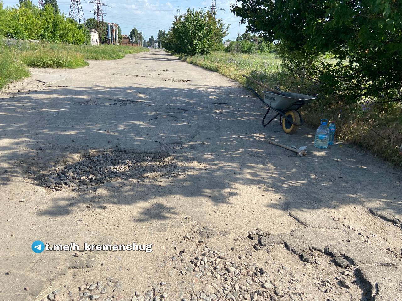 В Кременчуге мужчина решил подлатать дорогу, но стоило ему отвернуться, как все пошло не так