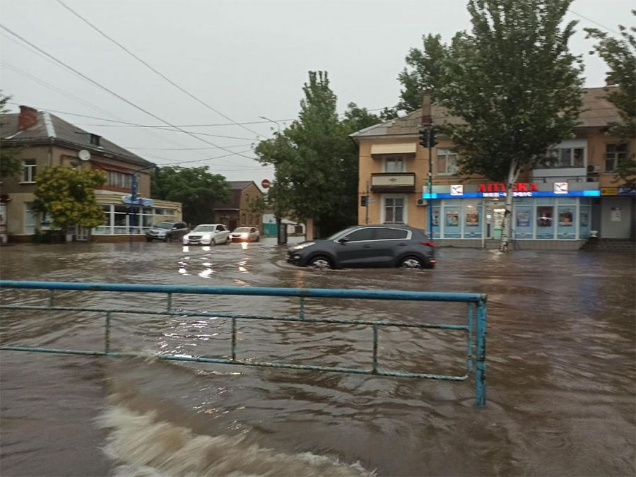 Известный украинский курорт ушел под воду: двое людей погибли