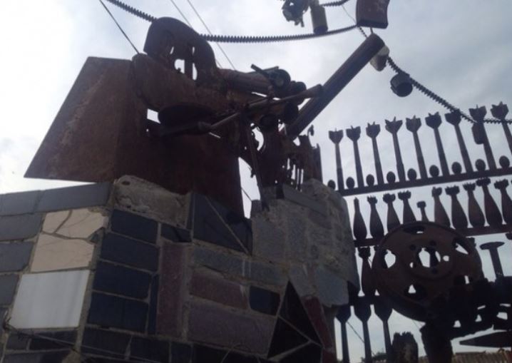 У Запорізькій області чоловік побудував паркан із снарядів