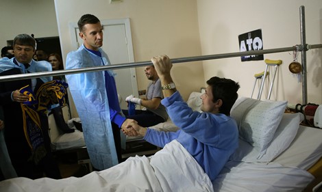 Шевченко и футболисты сборной проведали украинских военных в госпитале