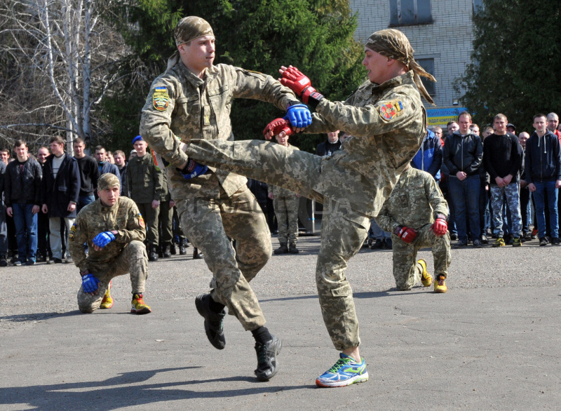 В Україні стартував весняний призов: в Харкові відбулися урочисті проводи (фото)